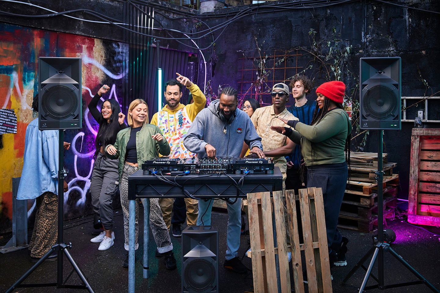 AlphaTheta WAVE EIGHT Portable Battery Powered PA Speakers & Stands Package