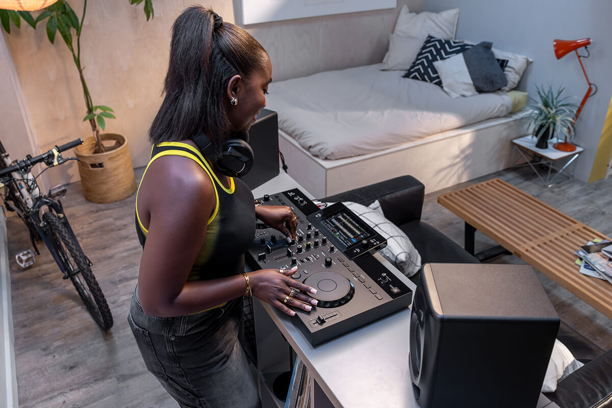 AlphaTheta XDJ-AN All-In-One DJ System w/ Streaming & SonicLink w/FREE DM-40D Monitors