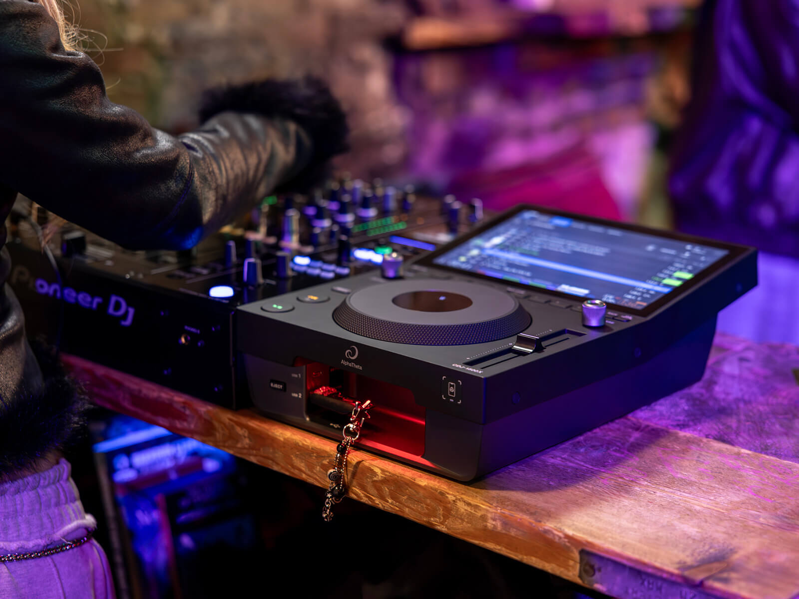 AlphaTheta CDJ-1500X DJ Media-Player with Streaming Support & 10.1-inch Touchscreen