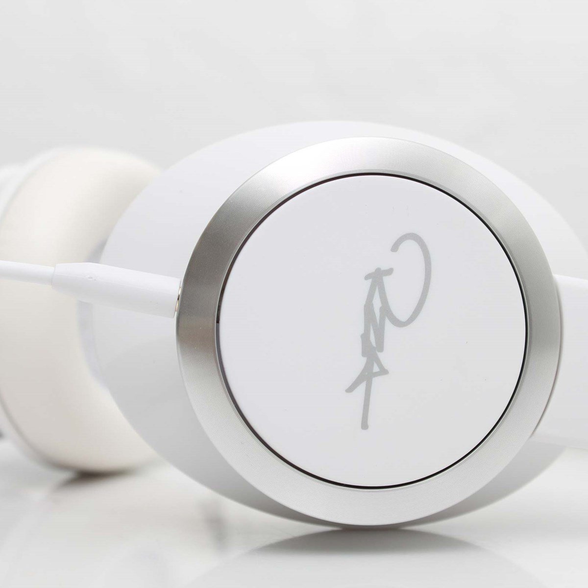 ヘッドホン WeSC Chambers by RZA Premium Headphone WeSC Chambers by RZA Premium Headphone ヘッドホン White